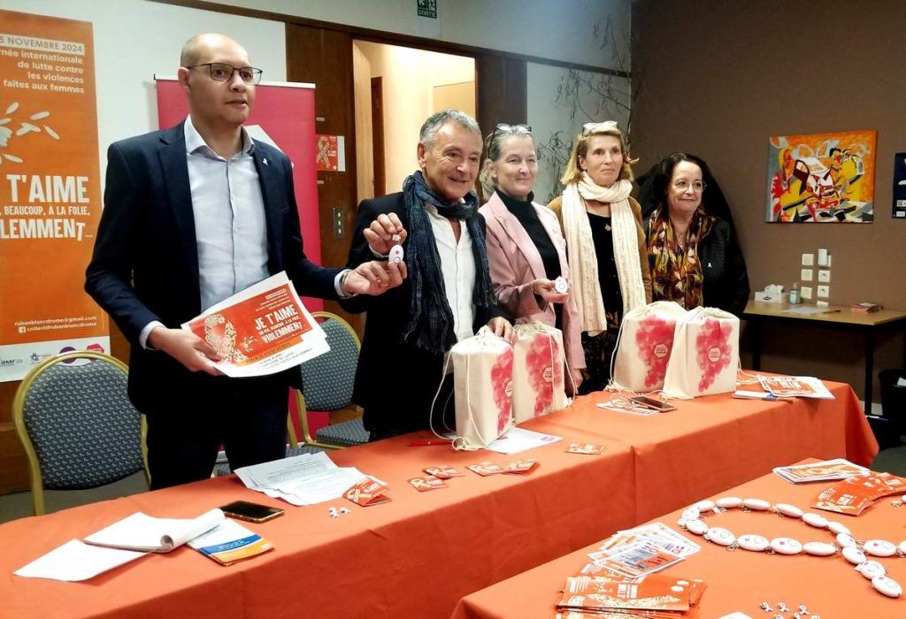 Des personnes debout derrière une table qui vont intervenir pour la conférence de presse