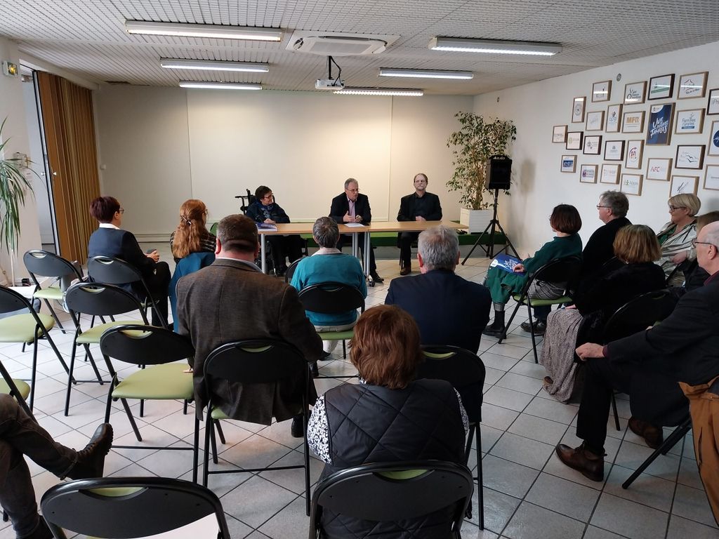des personnes assises qui suivent la conférence des mouvements