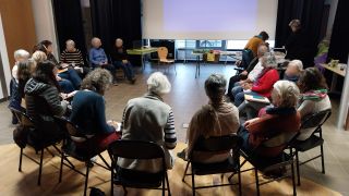 personnes assises en cercle