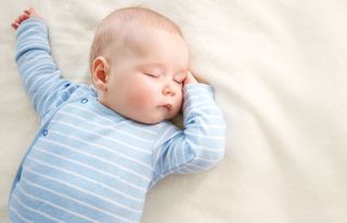 Bébé dort sur le dos