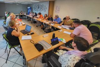Des personnes assises autour d'une tables