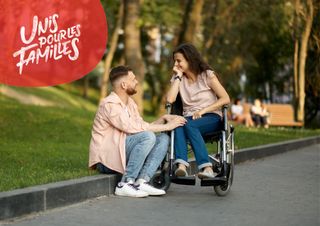 un couple sur le bord de la route, la femme est en fauteuil, ils se regardent