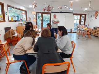 un formateur dans une salle avec des stagiaires