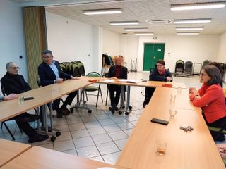 des personnes assises autour d'une table