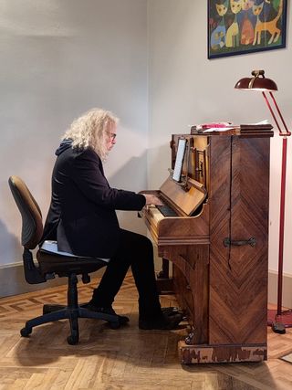Yvan Cassar qui joue du piano