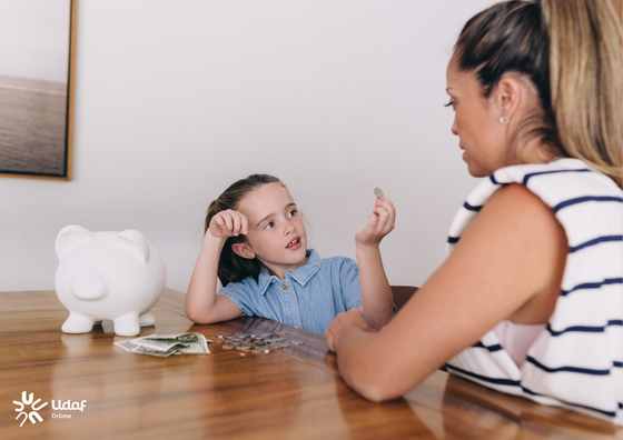 Une mère et sa fille assis autour d'une table pour parler d'argent