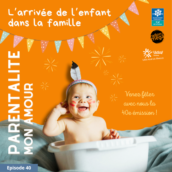 Un bébé dans une baignoire déguisé en indien