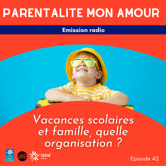 Visuel du podcast de l'émission avec une image : Un petit garçon avec un chapeaux jaune et des lunettes, il regarde le ciel bleu, ses mains sont posées sur une valise.