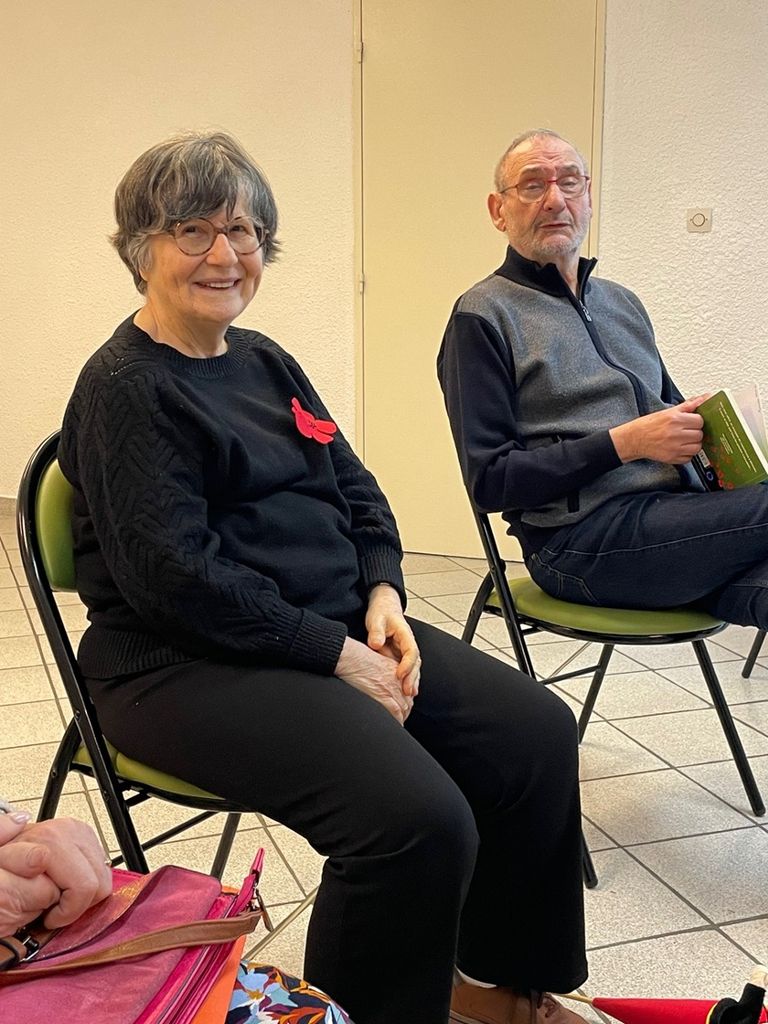 deux personnes assises